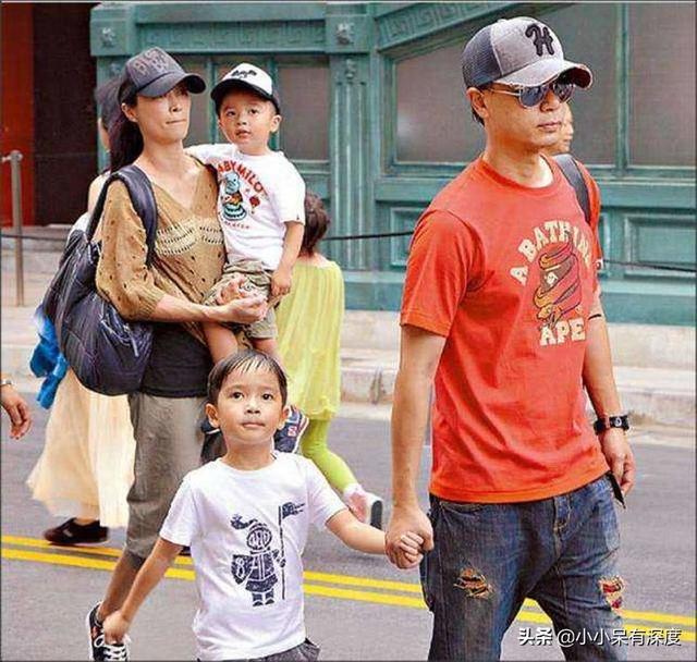 李克勤 - 再见演奏厅歌词是什么，李克勤红日原唱（李克勤老婆不仅低调）