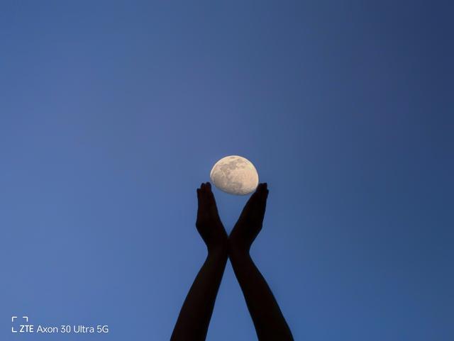 手机拍月亮参数，能拍月亮的手机有哪些（用手机这样拍出高级感创意月亮照片）