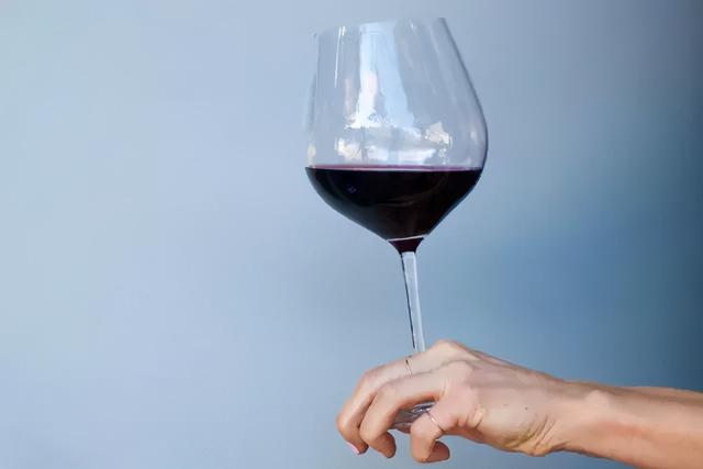 高脚杯的正确拿法图片,高脚杯的正确拿法图片严浩翔(你握葡萄酒杯的