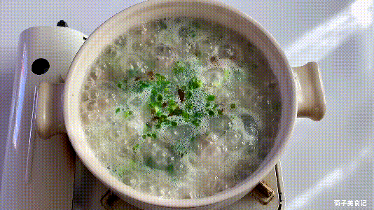 皮蛋粥怎么做最好吃，皮蛋瘦肉粥是怎么做的（教你煮皮蛋瘦肉粥）