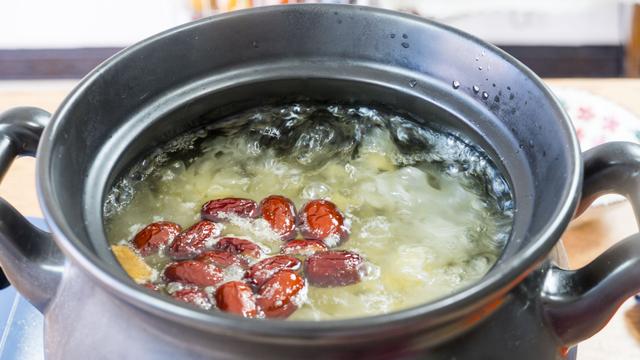 煮银耳怎么煮粘稠，煮银耳汤怎样做才稠（这才是煮银耳羹的正确做法）