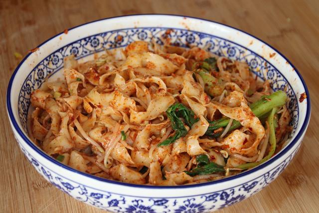 宽面条怎么做好吃，夫妻俩吃了一大盆