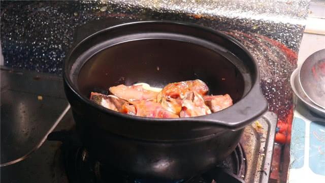 砂锅焗鱼头怎么弄，焗鱼头的制作方法（独家秘制“砂锅焗鱼头”不用加水）