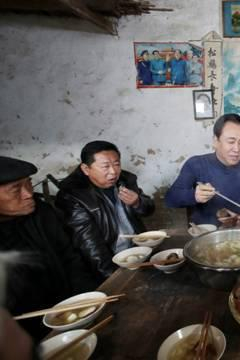 许家印的儿子，许家印生了几个孩子？（2018年许家印携妻陪父回老家）