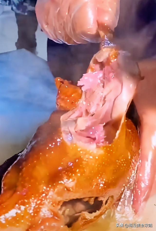 商丘特产可以送人的，商丘特产可以送人的食品（商丘特色美食刘胖三炕鹅,老板一天只卖200只）