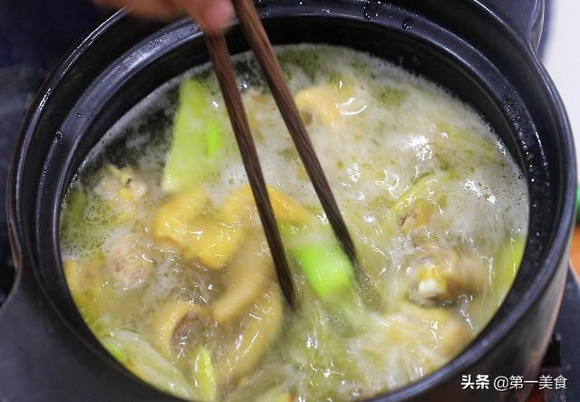 火锅材料做汤怎么做，火锅食材怎么做汤（下班来一碗全身都暖和）