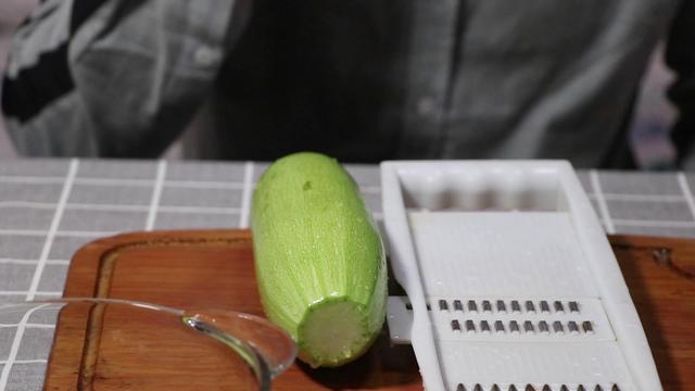 西葫芦怎样凉拌好吃窍门，凉拌西葫芦这样做特别爽口