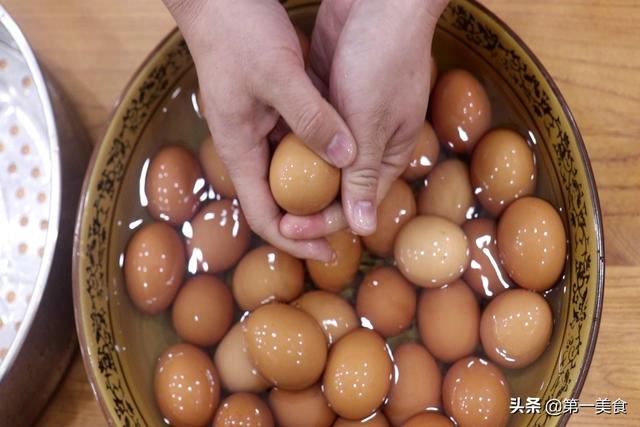 做咸鸭蛋可不可以用鸡蛋做，鸡蛋可以做咸鸭蛋的做法（老辈人常用的水盐比例）