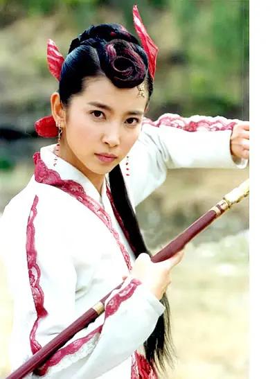 饰演秦思容的是李冰冰,饰演玉儿的是王艳,饰演易天行的是苏有朋,饰演