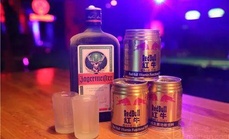 野格配红牛下一句，野格配红牛下一句是啥英文（野格配红牛，一杯解千愁）