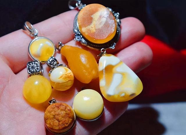 蜜蜡怎么鉴别，鸡油蜜蜡怎么鉴别（鉴别蜜蜡真假的10种方法）