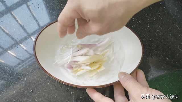 鱼肉丸该怎么做，60岁老厨师教的鱼丸做法