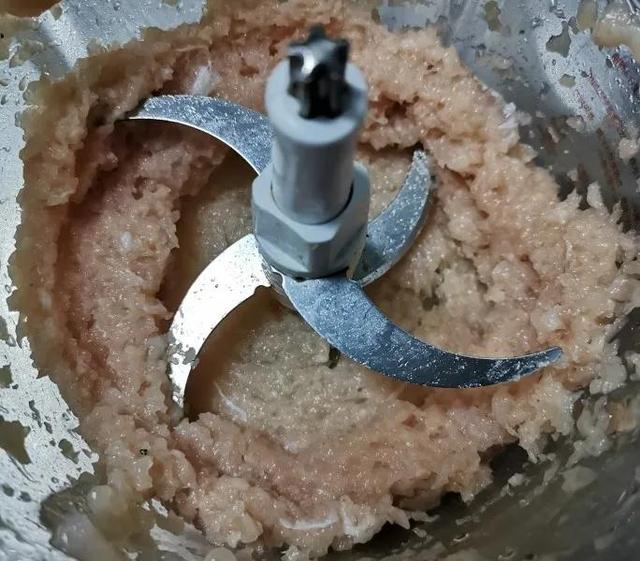 自制猫粮，怎么做简单有营养的猫粮（自制猫粮的简单做法）