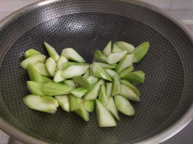 丝瓜怎么切，丝瓜怎么切条状（切片还是切块）