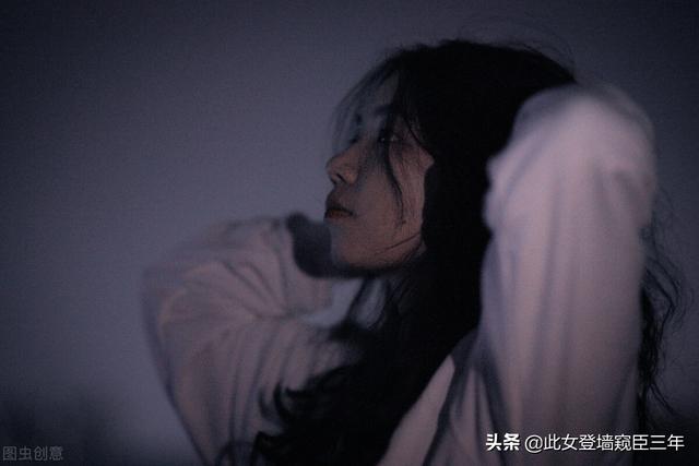 女生性格内敛说明什么，内敛是什么意思（女人会给你这种暗示）