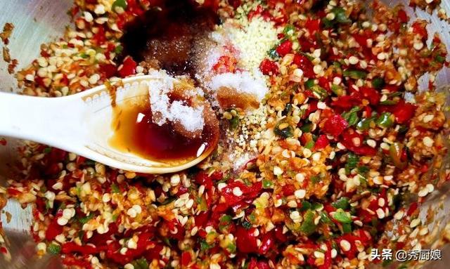 剁椒酱怎么做啊，剁椒酱是怎么做的（只放盐是“外行”）