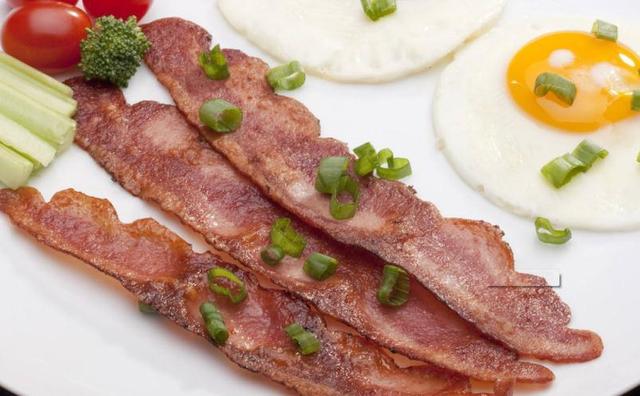 烟熏腊肉怎么做好吃，自己做烟熏腊肉怎么做好吃（学会以后做菜再不用到外面买了）