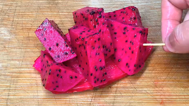 火龙果怎么切，火龙果怎么切好看摆盘不带皮（才知道“最完美”打开方法）