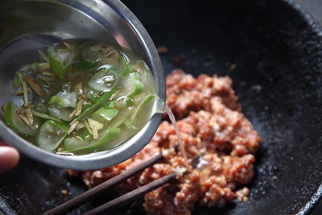 豆角肉馅饺子怎么调馅，豆角饺子馅怎么做好吃窍门（食谱丨猪肉豆角馅饺子）