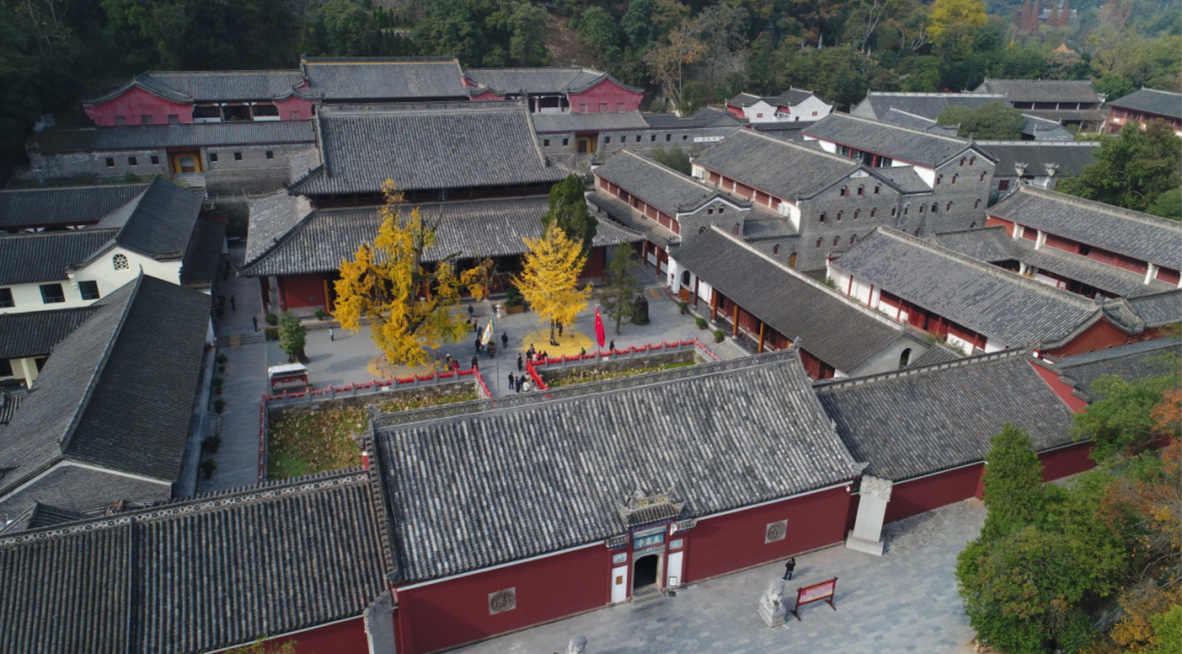 在湖北当阳玉泉寺大雄宝殿内,供奉着三