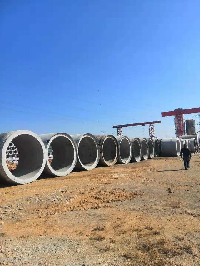 水泥管设备厂家哪家好，水泥管设备厂家（昭通宏鼎管道公司专业生产各种类型水泥管、顶管）