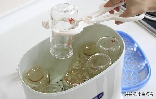 新生儿如何冲泡奶粉，新生儿冲泡奶粉多少度合适（如何正确的给宝宝冲泡奶粉）