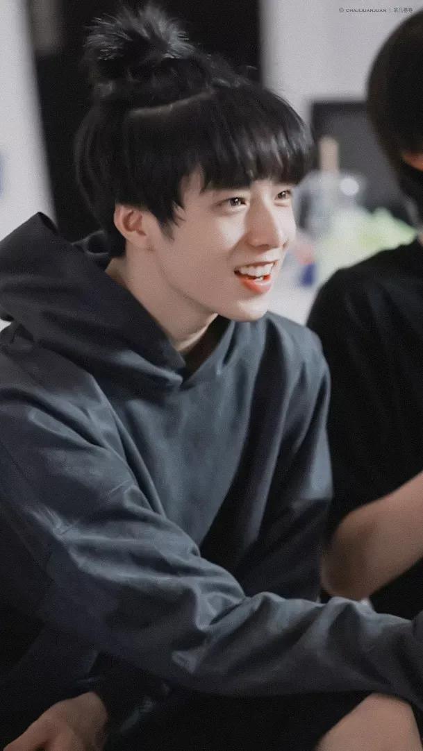 刘耀文头像女生专用，刘耀文｜帅且自知的靓仔微信（壁纸加头像）