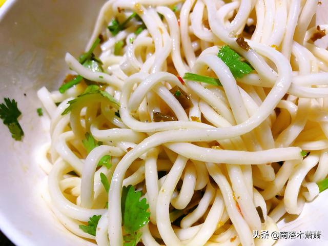 酱炒韭菜鸡蛋的家常做法，大酱韭菜炒鸡蛋的做法（家常小炒：韭菜炒鸡蛋的做法）