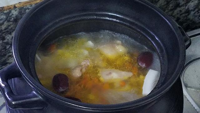 椰子煲鸡汤的做法，椰子煲鸡汤的美味做法（很多人都没喝过的一道靓汤）