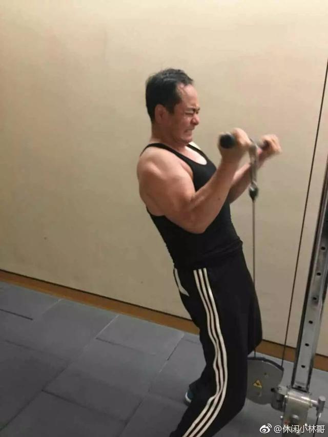 杨幂父亲是做什么的，年过50爱秀肌肉