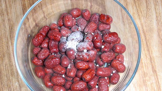 核桃糖怎么做，核桃糖怎么做好吃又酥脆（大厨教你在家做红枣核桃芝麻糖）