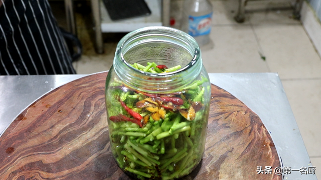 蒜苗怎么腌制才好吃，蒜苗的腌制方法（大厨教你酱汁腌蒜苔的家常做法）