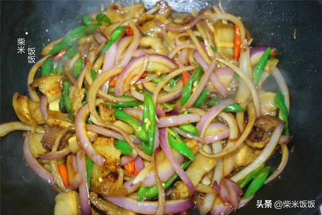 洋葱爆炒五花肉的家常做法，洋葱炒花肉怎样做好吃（这道菜简单又好吃）