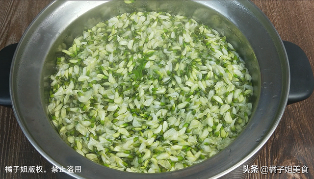 槐花饺子馅怎么做好吃，槐花饺子肉馅的最佳做法（居然比肉饺子还好吃）