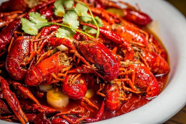 油焖龙虾，超级火爆的油焖小龙虾制作工艺分享给大家（油焖龙虾一般焖多长时间）