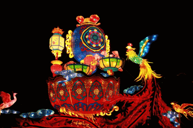 三人同日来喜见百花开打一个字，“三人同日来（年味最后一关——元宵）