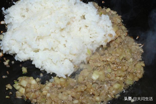 茄子炒饭怎么做，炒茄子拌面条的家常做法（做一盘咸鲜实惠炒饭）