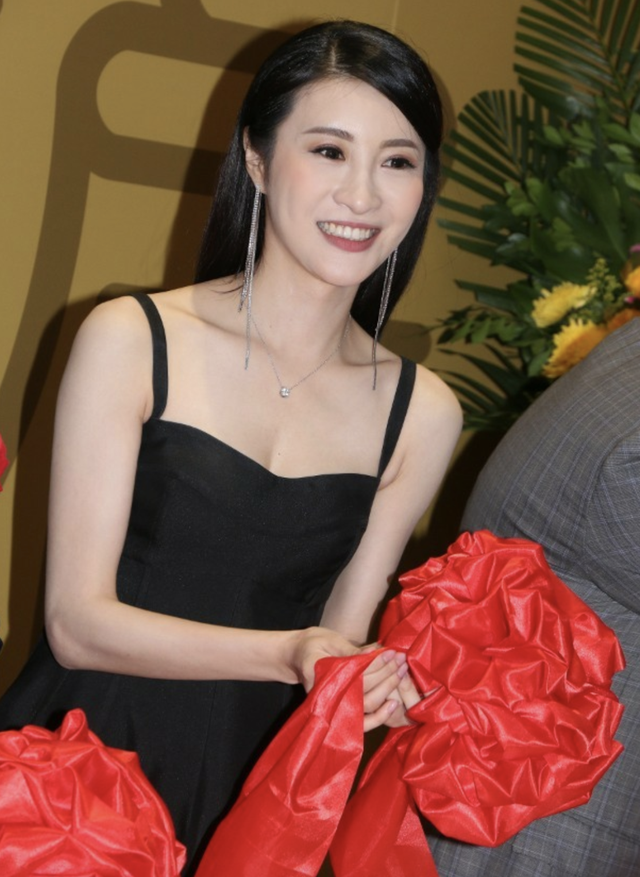 林夏薇是艺人林峰表妹,都是福建人,由于表哥林峰家庭