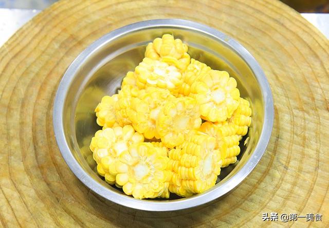 排骨炖玉米的做法，排骨煮玉米的做法（厨师长巧用淀粉和食盐处理排骨）