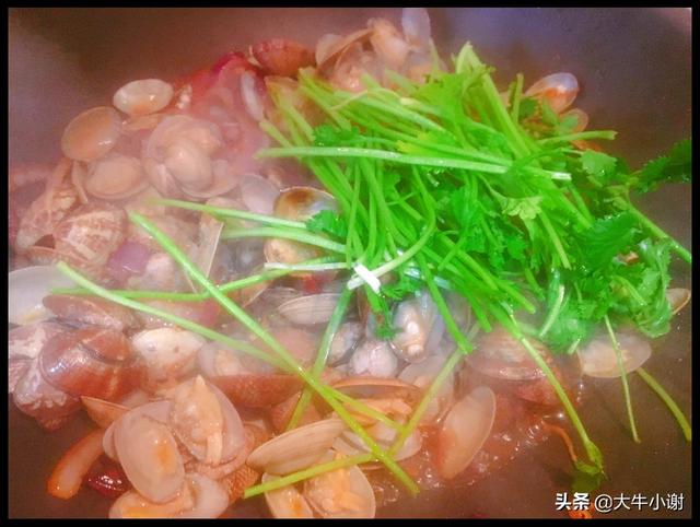 死掉的花甲焯水会开口吗，《花甲死了用开水煮会开口吗》