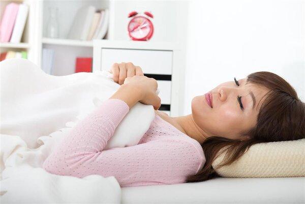 腰肌劳损正确睡姿图，腰肌劳损要注意怎样的睡觉姿势（2种睡姿既护腰又健康）