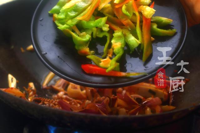 炒鱿鱼片鱼片的家常做法，爆炒鱿鱼片怎么做（洋葱爆炒鱿鱼的正确做法）