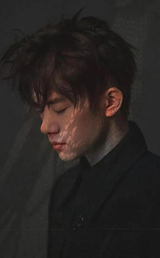 易烊千玺的图片，易烊千玺头像微信（喜欢这个词太肤浅我对你的感觉不止如此）