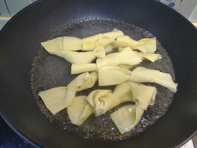 板面怎么和面，板面面的制作方法（和外面卖的一样好吃）