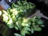 黄瓜炒鸡蛋怎么做，黄瓜炒鸡蛋的功效（咸蛋黄炒南瓜的做法）