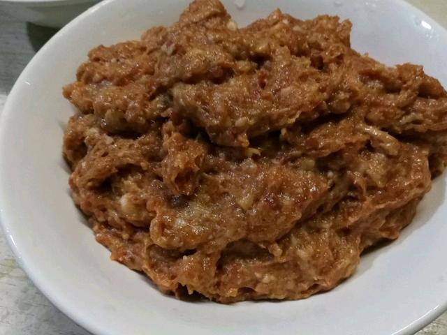 猪肉韭菜馅饺子，猪肉韭菜馅饺子调馅做法（饺子店教你猪肉韭菜馅饺子）