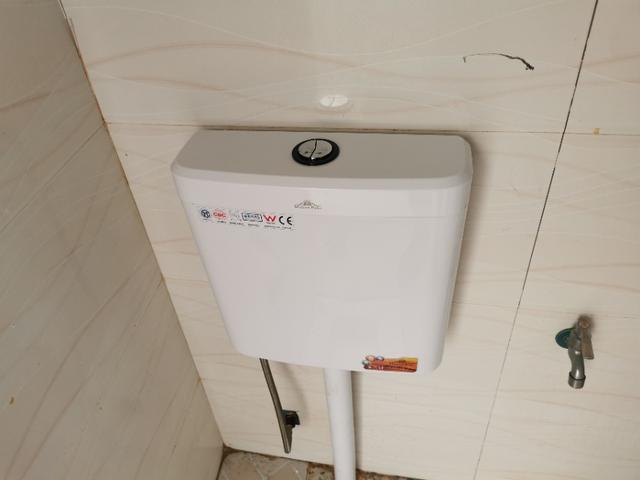 教你如何安装蹲便器冲水箱，怎样安装蹲便器冲水箱（蹲坑水箱更换）