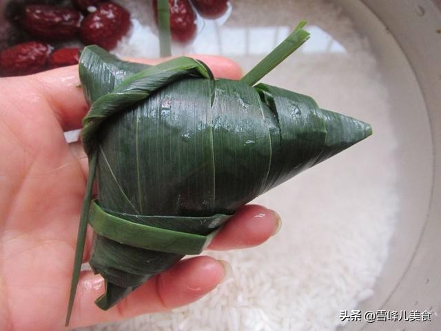 三角粽怎么包慢动作，三角粽怎么包慢动作图解（三角粽最详细的包法）