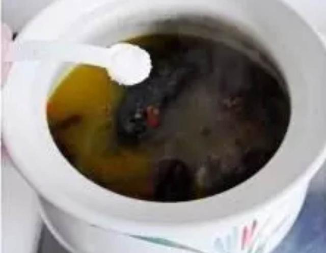 香菇乌鸡汤的做法，乌鸡汤 香菇（香菇乌鸡汤的做法功效）