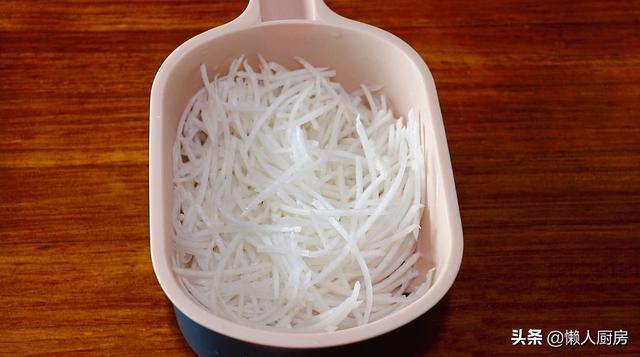 水煮丸子的做法猪肉丸子，丸子汤怎么做好吃又简单（鸡脯肉做丸子吃着太柴）